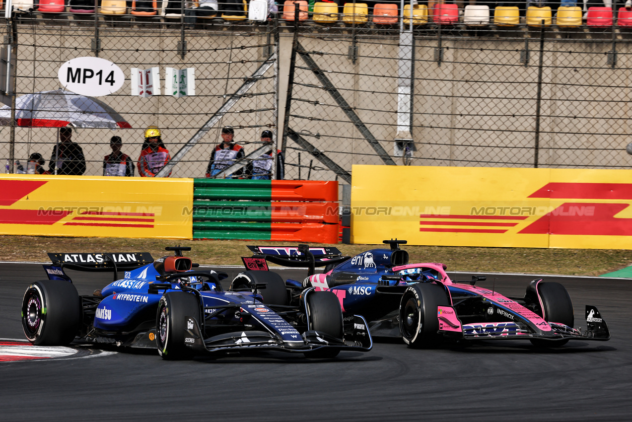 GP CINA, Alexander Albon (THA) Atlassian Williams Racing FW47 e Pierre Gasly (FRA) Alpine F1 Team A525 battle for position.

23.03.2025. Formula 1 World Championship, Rd 2, Chinese Grand Prix, Shanghai, China, Gara Day.

- www.xpbimages.com, EMail: requests@xpbimages.com © Copyright: Batchelor / XPB Images