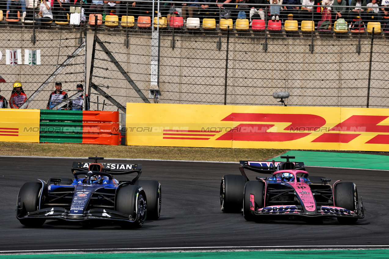 GP CINA, Alexander Albon (THA) Atlassian Williams Racing FW47 e Pierre Gasly (FRA) Alpine F1 Team A525 battle for position.

23.03.2025. Formula 1 World Championship, Rd 2, Chinese Grand Prix, Shanghai, China, Gara Day.

- www.xpbimages.com, EMail: requests@xpbimages.com © Copyright: Batchelor / XPB Images