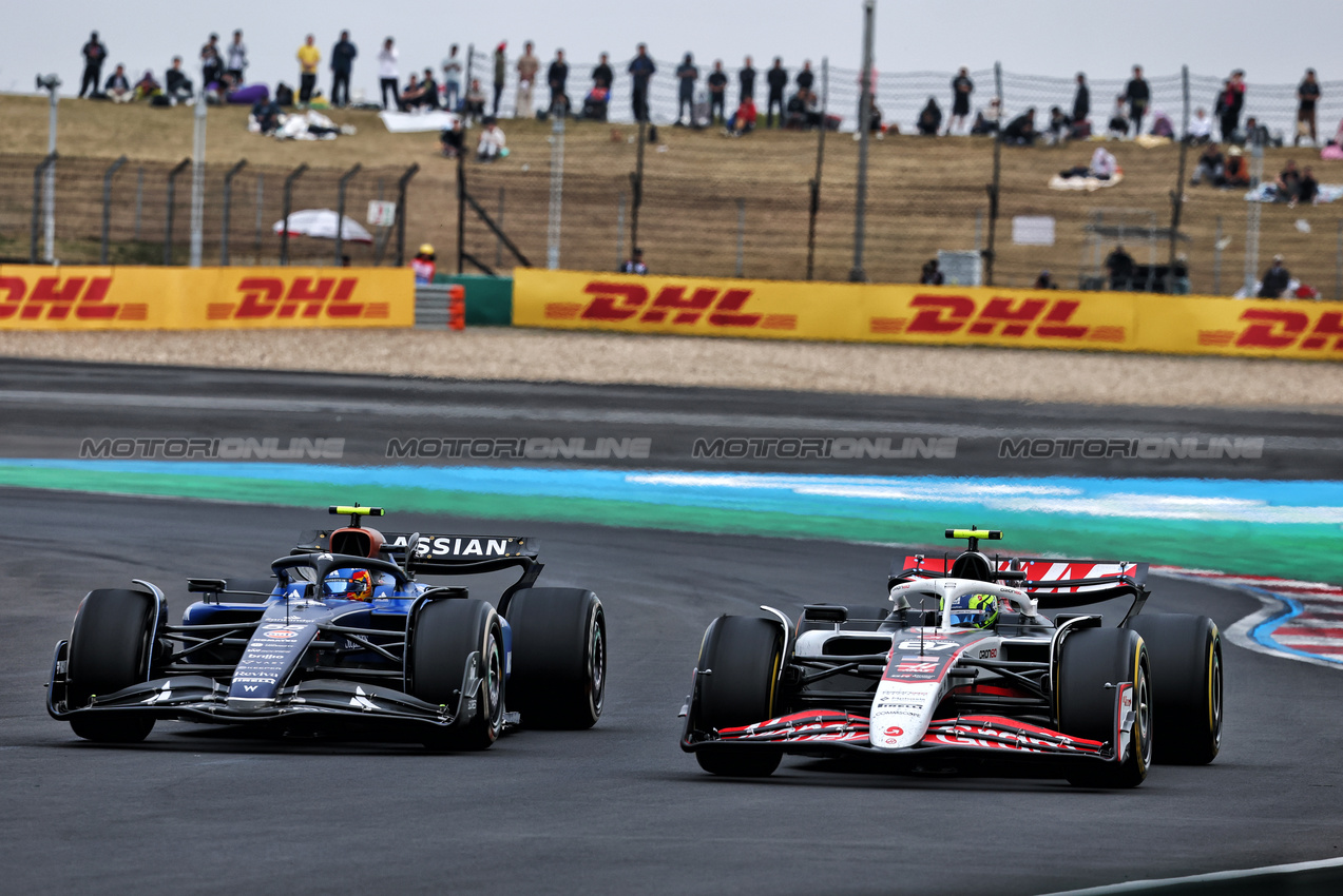 GP CINA, Carlos Sainz (ESP) Atlassian Williams Racing FW46 e Oliver Bearman (GBR) Haas VF-25 battle for position.

23.03.2025. Formula 1 World Championship, Rd 2, Chinese Grand Prix, Shanghai, China, Gara Day.

- www.xpbimages.com, EMail: requests@xpbimages.com © Copyright: Batchelor / XPB Images