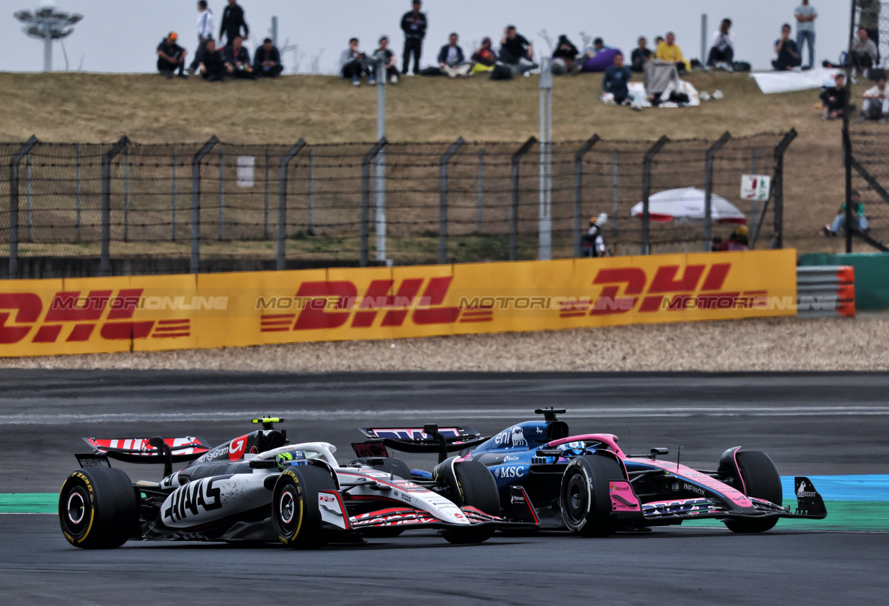 GP CINA, Oliver Bearman (GBR) Haas VF-25 e Pierre Gasly (FRA) Alpine F1 Team A525 battle for position.

23.03.2025. Formula 1 World Championship, Rd 2, Chinese Grand Prix, Shanghai, China, Gara Day.

- www.xpbimages.com, EMail: requests@xpbimages.com © Copyright: Batchelor / XPB Images