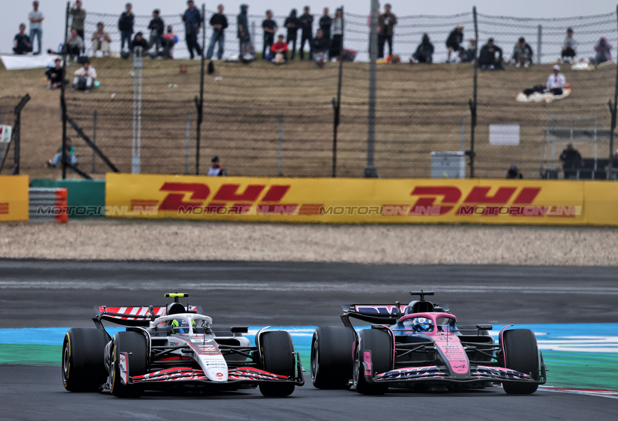 GP CINA, Oliver Bearman (GBR) Haas VF-25 e Pierre Gasly (FRA) Alpine F1 Team A525 battle for position.

23.03.2025. Formula 1 World Championship, Rd 2, Chinese Grand Prix, Shanghai, China, Gara Day.

- www.xpbimages.com, EMail: requests@xpbimages.com © Copyright: Batchelor / XPB Images