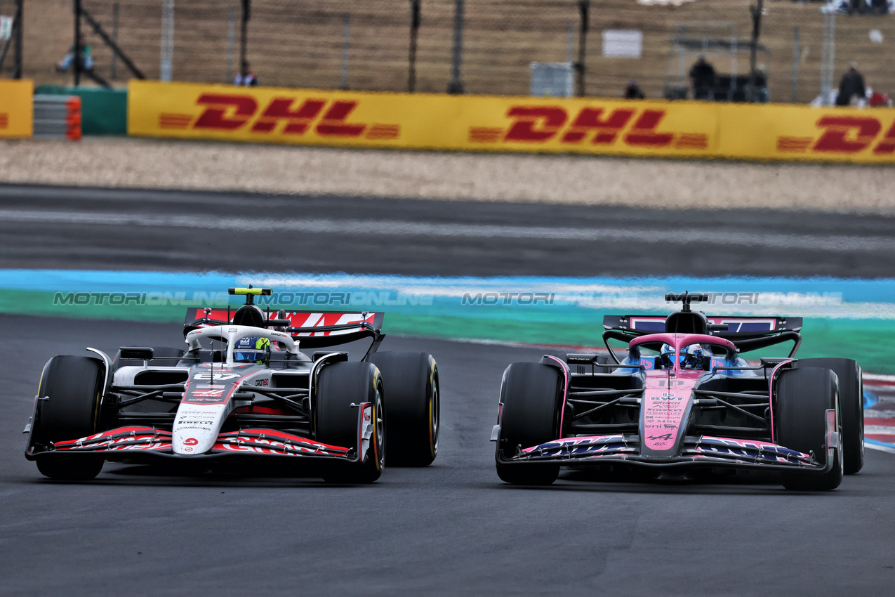 GP CINA, Oliver Bearman (GBR) Haas VF-25 e Pierre Gasly (FRA) Alpine F1 Team A525 battle for position.

23.03.2025. Formula 1 World Championship, Rd 2, Chinese Grand Prix, Shanghai, China, Gara Day.

- www.xpbimages.com, EMail: requests@xpbimages.com © Copyright: Batchelor / XPB Images