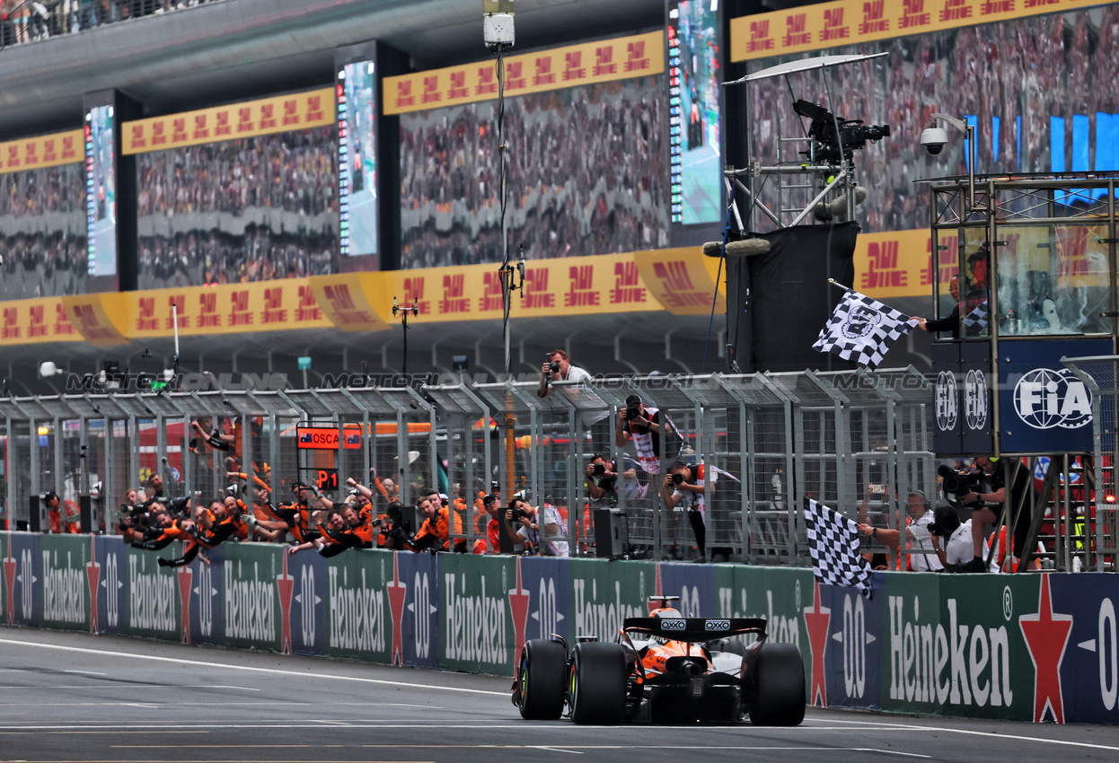 GP CINA, Gara winner Oscar Piastri (AUS) McLaren MCL39 takes the chequered flag at the end of the race.

23.03.2025. Formula 1 World Championship, Rd 2, Chinese Grand Prix, Shanghai, China, Gara Day.

- www.xpbimages.com, EMail: requests@xpbimages.com © Copyright: Batchelor / XPB Images