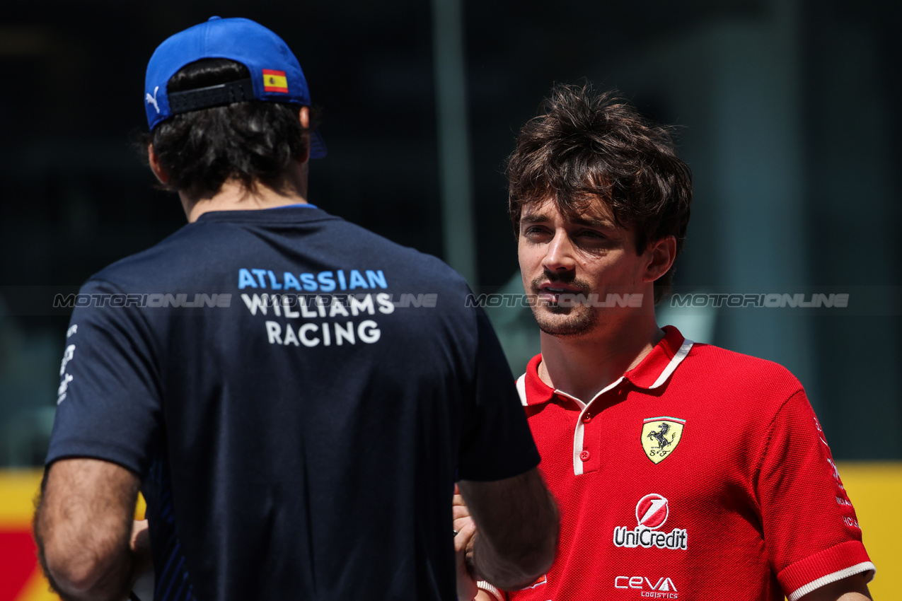 GP CINA, Carlos Sainz Jr (ESP), Atlassian Williams Racing e Charles Leclerc (FRA), Ferrari 
23.03.2025. Formula 1 World Championship, Rd 2, Chinese Grand Prix, Shanghai, China, Gara Day.
- www.xpbimages.com, EMail: requests@xpbimages.com © Copyright: Charniaux / XPB Images