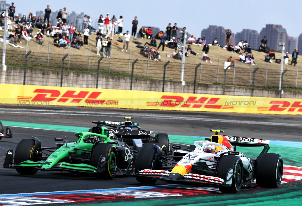 GP CINA, Nico Hulkenberg (GER) Sauber C45 e Yuki Tsunoda (JPN) Racing Bulls VCARB 02 battle for position.

23.03.2025. Formula 1 World Championship, Rd 2, Chinese Grand Prix, Shanghai, China, Gara Day.

- www.xpbimages.com, EMail: requests@xpbimages.com © Copyright: Batchelor / XPB Images