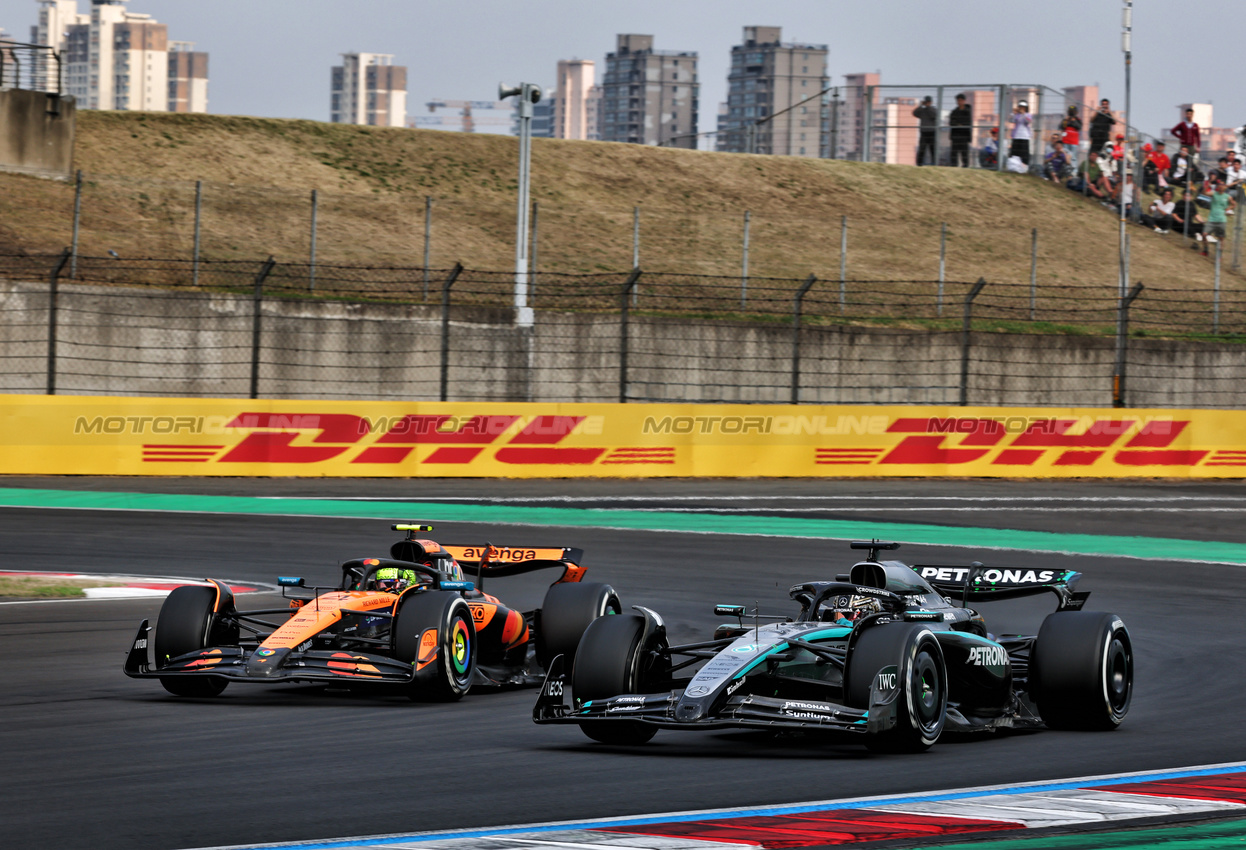 GP CINA, Lando Norris (GBR) McLaren MCL39 e George Russell (GBR) Mercedes AMG F1 W16 battle for position.

23.03.2025. Formula 1 World Championship, Rd 2, Chinese Grand Prix, Shanghai, China, Gara Day.

- www.xpbimages.com, EMail: requests@xpbimages.com © Copyright: Batchelor / XPB Images