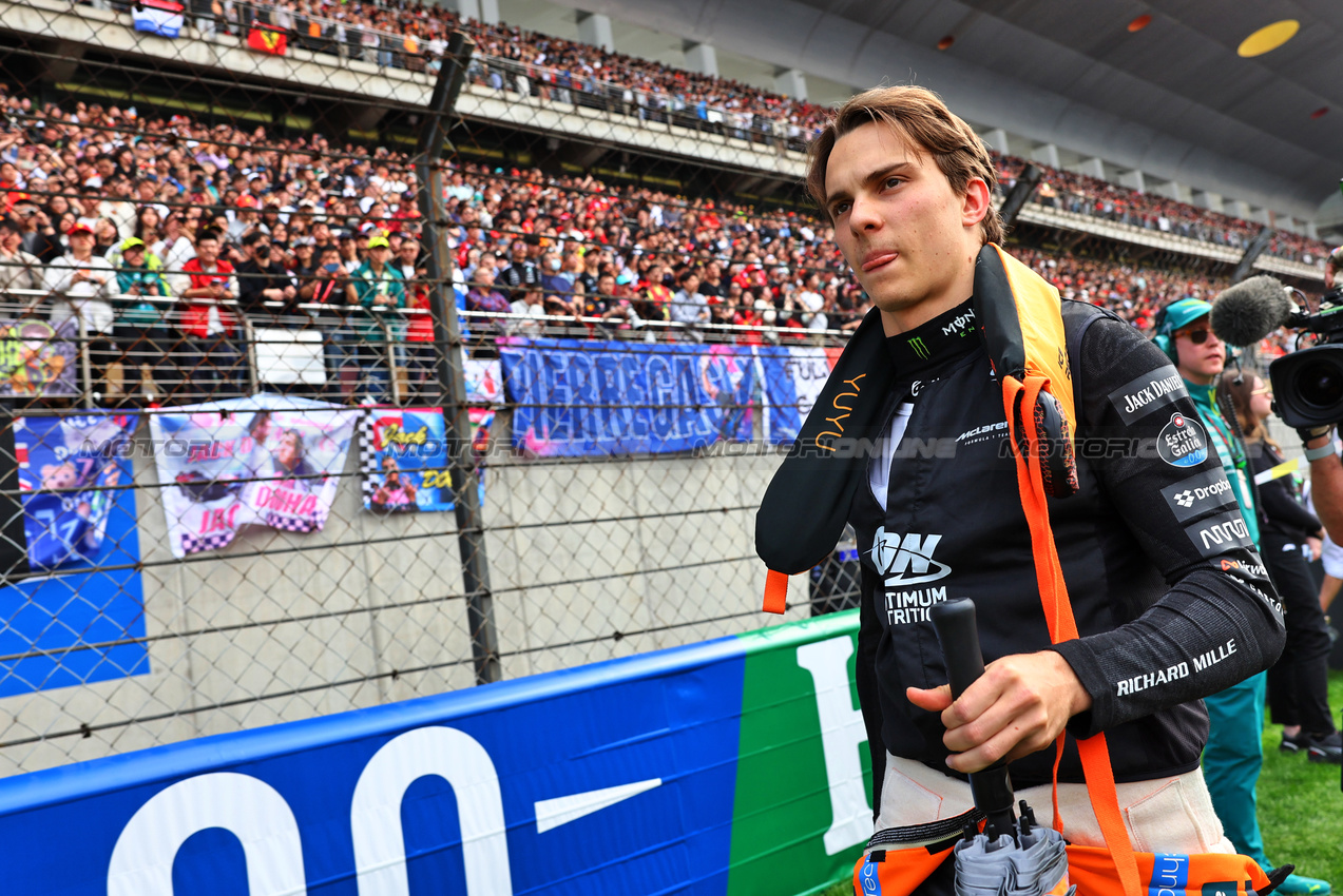 GP CINA, Oscar Piastri (AUS) McLaren on the grid.

23.03.2025. Formula 1 World Championship, Rd 2, Chinese Grand Prix, Shanghai, China, Gara Day.

- www.xpbimages.com, EMail: requests@xpbimages.com © Copyright: Batchelor / XPB Images