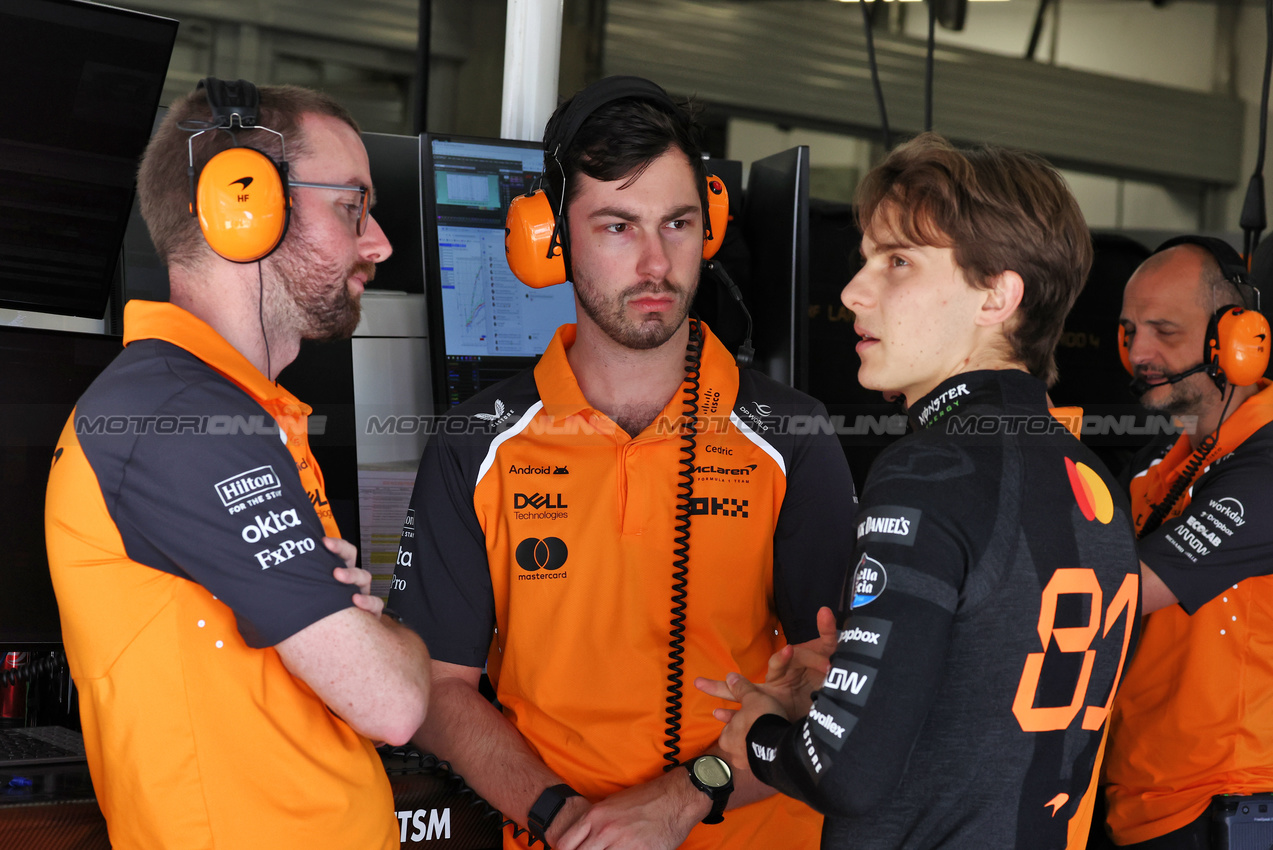 GP CINA, Oscar Piastri (AUS) McLaren (Right).

23.03.2025. Formula 1 World Championship, Rd 2, Chinese Grand Prix, Shanghai, China, Gara Day.

- www.xpbimages.com, EMail: requests@xpbimages.com © Copyright: Moy / XPB Images