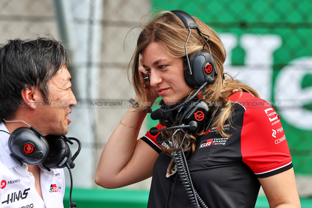 GP CINA, (L to R): Ayao Komatsu (JPN) Haas F1 Team Principal with Laura Mueller (GER) Haas F1 Team Gara Engineer on the grid.

23.03.2025. Formula 1 World Championship, Rd 2, Chinese Grand Prix, Shanghai, China, Gara Day.

- www.xpbimages.com, EMail: requests@xpbimages.com © Copyright: Moy / XPB Images