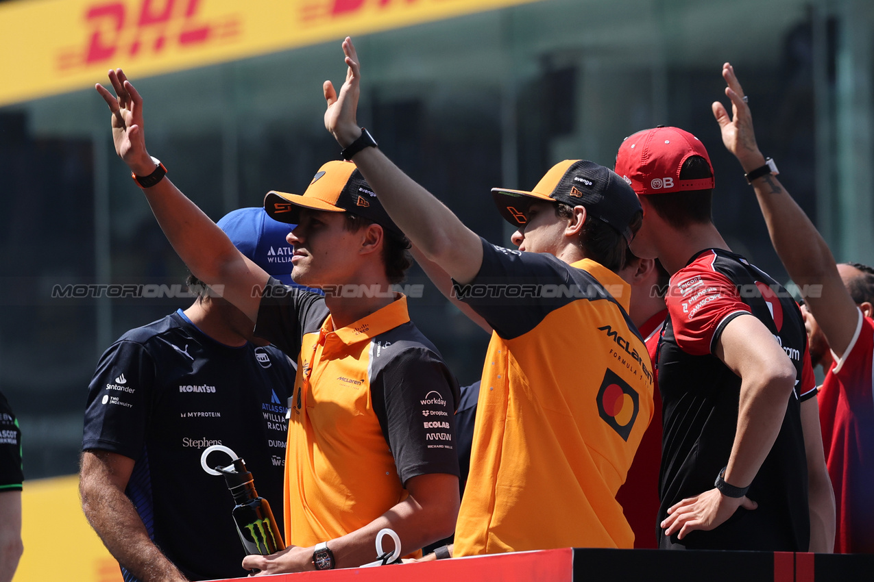 GP CINA, Lando Norris (GBR), McLaren F1 Team Oscar Piastri (AUS), McLaren 
23.03.2025. Formula 1 World Championship, Rd 2, Chinese Grand Prix, Shanghai, China, Gara Day.
- www.xpbimages.com, EMail: requests@xpbimages.com © Copyright: Charniaux / XPB Images