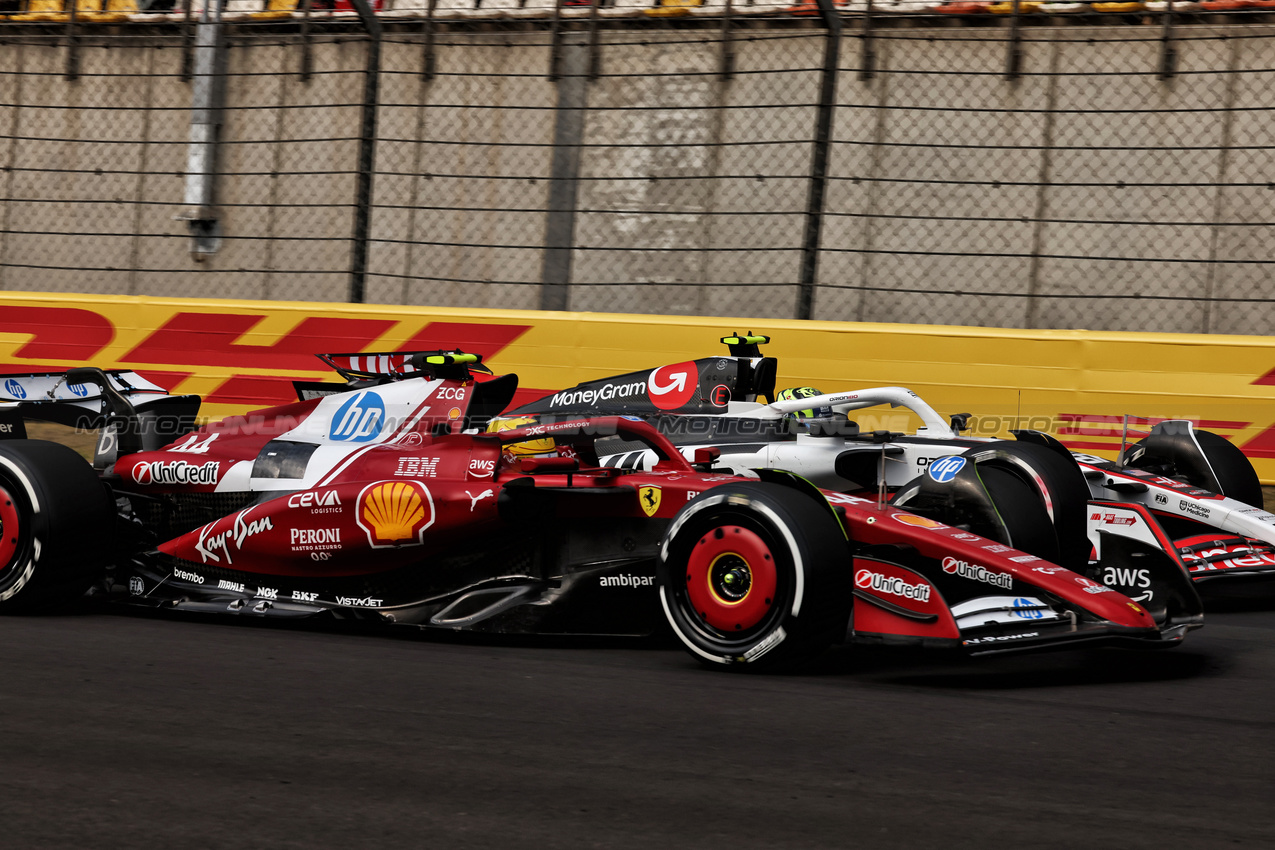 GP CINA, Lewis Hamilton (GBR) Ferrari SF-25 e Oliver Bearman (GBR) Haas VF-25 battle for position.

23.03.2025. Formula 1 World Championship, Rd 2, Chinese Grand Prix, Shanghai, China, Gara Day.

- www.xpbimages.com, EMail: requests@xpbimages.com © Copyright: Moy / XPB Images