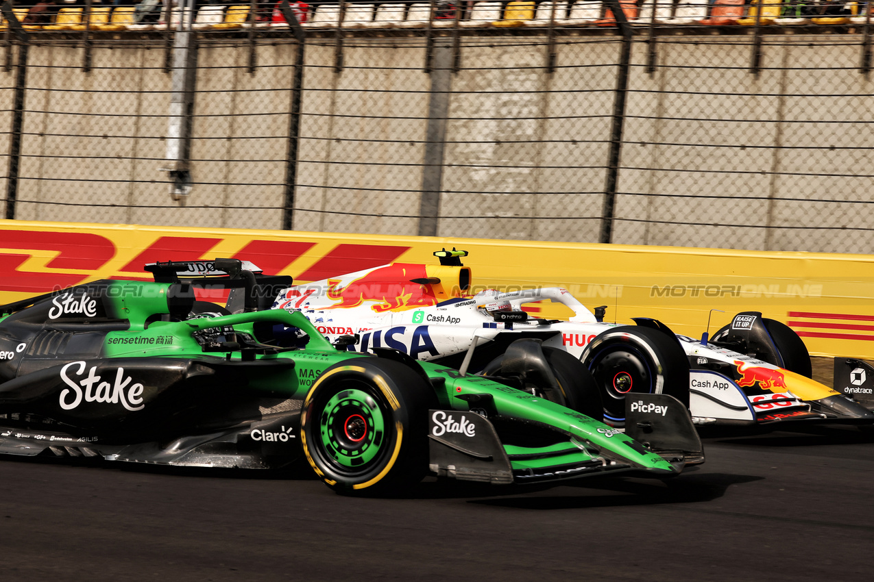GP CINA, Nico Hulkenberg (GER) Sauber C45 e Yuki Tsunoda (JPN) Racing Bulls VCARB 02 battle for position.

23.03.2025. Formula 1 World Championship, Rd 2, Chinese Grand Prix, Shanghai, China, Gara Day.

- www.xpbimages.com, EMail: requests@xpbimages.com © Copyright: Moy / XPB Images