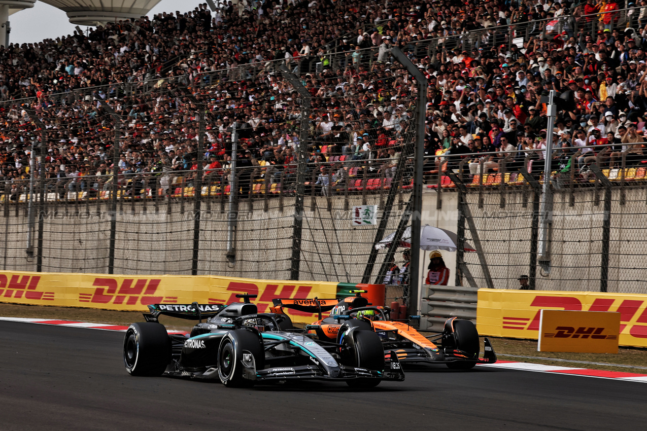 GP CINA, George Russell (GBR) Mercedes AMG F1 W16 e Lando Norris (GBR) McLaren MCL39 battle for position.

23.03.2025. Formula 1 World Championship, Rd 2, Chinese Grand Prix, Shanghai, China, Gara Day.

- www.xpbimages.com, EMail: requests@xpbimages.com © Copyright: Moy / XPB Images