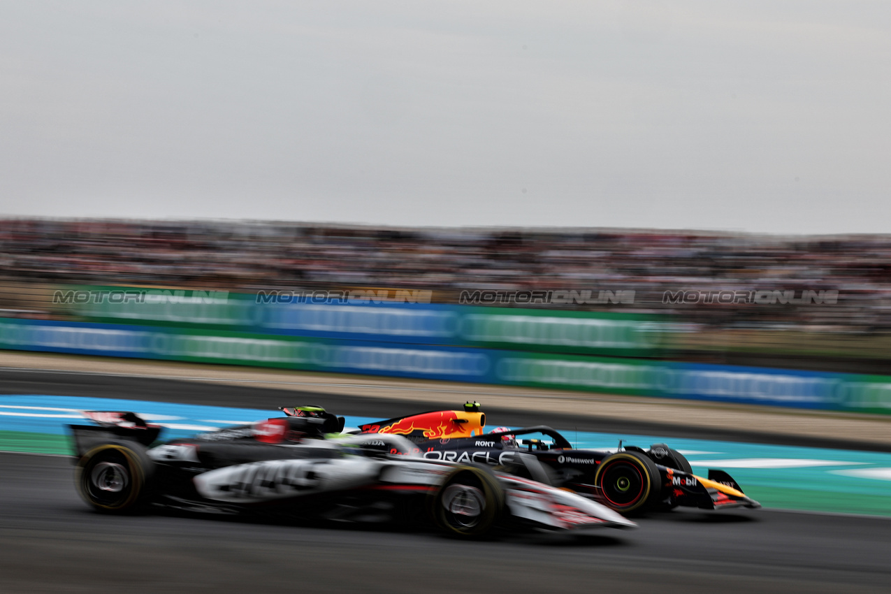 GP CINA, Liam Lawson (NZL) Red Bull Racing RB21 e Oliver Bearman (GBR) Haas VF-25.

23.03.2025. Formula 1 World Championship, Rd 2, Chinese Grand Prix, Shanghai, China, Gara Day.

- www.xpbimages.com, EMail: requests@xpbimages.com © Copyright: Moy / XPB Images