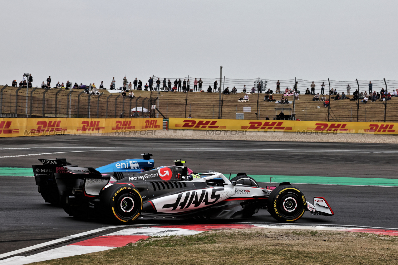 GP CINA, Oliver Bearman (GBR) Haas VF-25 e Pierre Gasly (FRA) Alpine F1 Team A525 battle for position.

23.03.2025. Formula 1 World Championship, Rd 2, Chinese Grand Prix, Shanghai, China, Gara Day.

- www.xpbimages.com, EMail: requests@xpbimages.com © Copyright: Moy / XPB Images