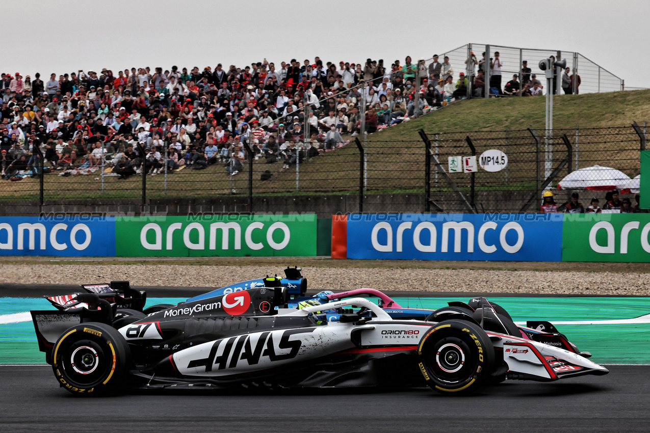 GP CINA, Oliver Bearman (GBR) Haas VF-25 e Pierre Gasly (FRA) Alpine F1 Team A525 battle for position.

23.03.2025. Formula 1 World Championship, Rd 2, Chinese Grand Prix, Shanghai, China, Gara Day.

- www.xpbimages.com, EMail: requests@xpbimages.com © Copyright: Moy / XPB Images