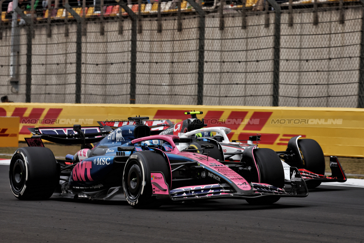 GP CINA, Pierre Gasly (FRA) Alpine F1 Team A525 e Oliver Bearman (GBR) Haas VF-25 battle for position.

23.03.2025. Formula 1 World Championship, Rd 2, Chinese Grand Prix, Shanghai, China, Gara Day.

- www.xpbimages.com, EMail: requests@xpbimages.com © Copyright: Moy / XPB Images
