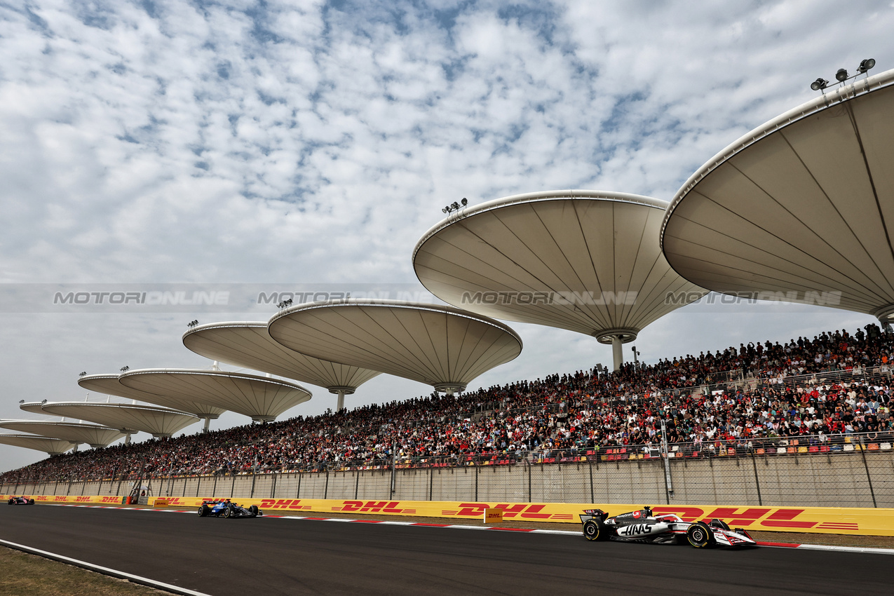 GP CINA, Esteban Ocon (FRA) Haas VF-25.

23.03.2025. Formula 1 World Championship, Rd 2, Chinese Grand Prix, Shanghai, China, Gara Day.

- www.xpbimages.com, EMail: requests@xpbimages.com © Copyright: Moy / XPB Images