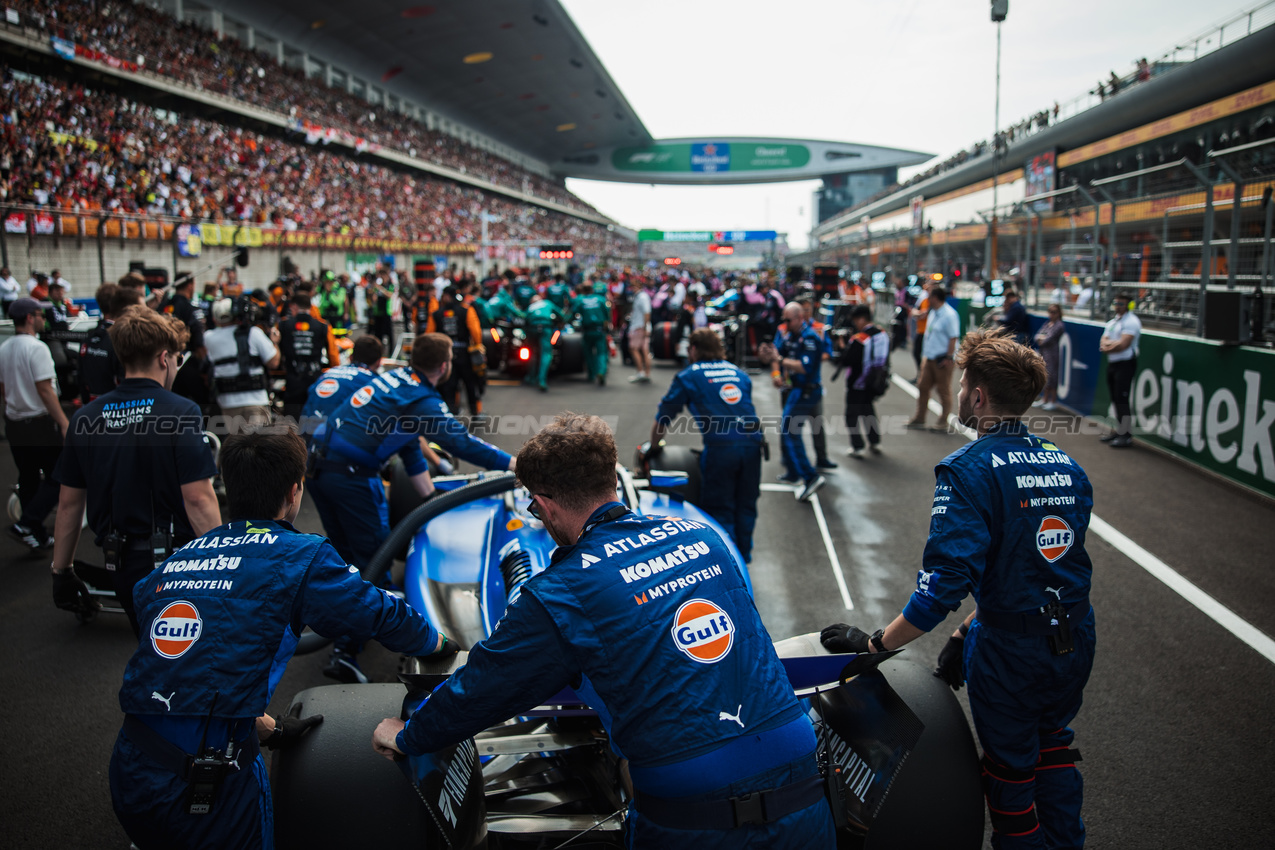GP CINA, Alexander Albon (THA) Atlassian Williams Racing FW47 on the grid.

23.03.2025. Formula 1 World Championship, Rd 2, Chinese Grand Prix, Shanghai, China, Gara Day.

- www.xpbimages.com, EMail: requests@xpbimages.com © Copyright: Bearne / XPB Images