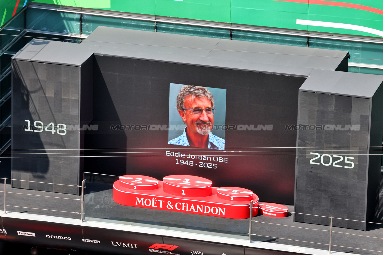 GP CINA, F1 pay their respects to Eddie Jordan.

23.03.2025. Formula 1 World Championship, Rd 2, Chinese Grand Prix, Shanghai, China, Gara Day.

- www.xpbimages.com, EMail: requests@xpbimages.com © Copyright: Batchelor / XPB Images