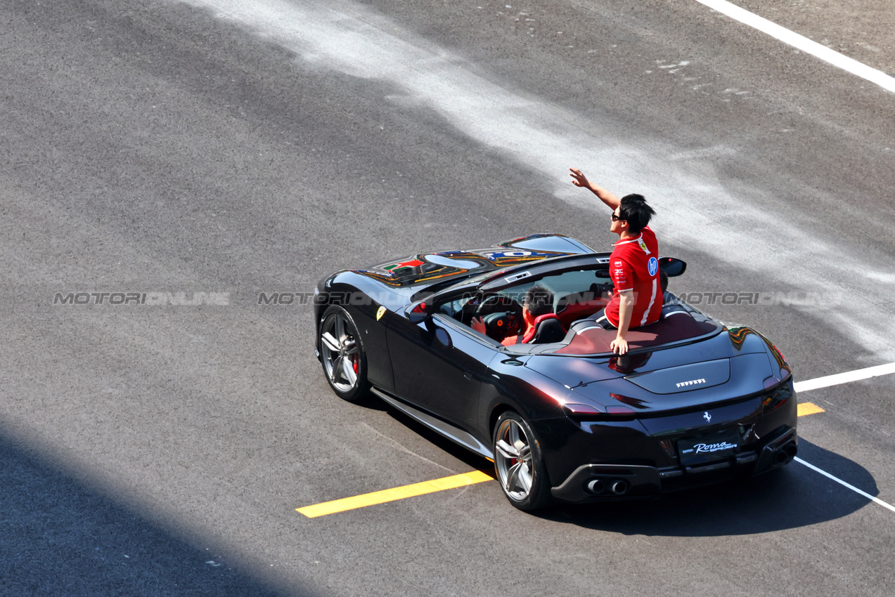 GP CINA, Zhou Guanyu (CHN) Ferrari Reserve Driver on the drivers' parade.

23.03.2025. Formula 1 World Championship, Rd 2, Chinese Grand Prix, Shanghai, China, Gara Day.

- www.xpbimages.com, EMail: requests@xpbimages.com © Copyright: Batchelor / XPB Images