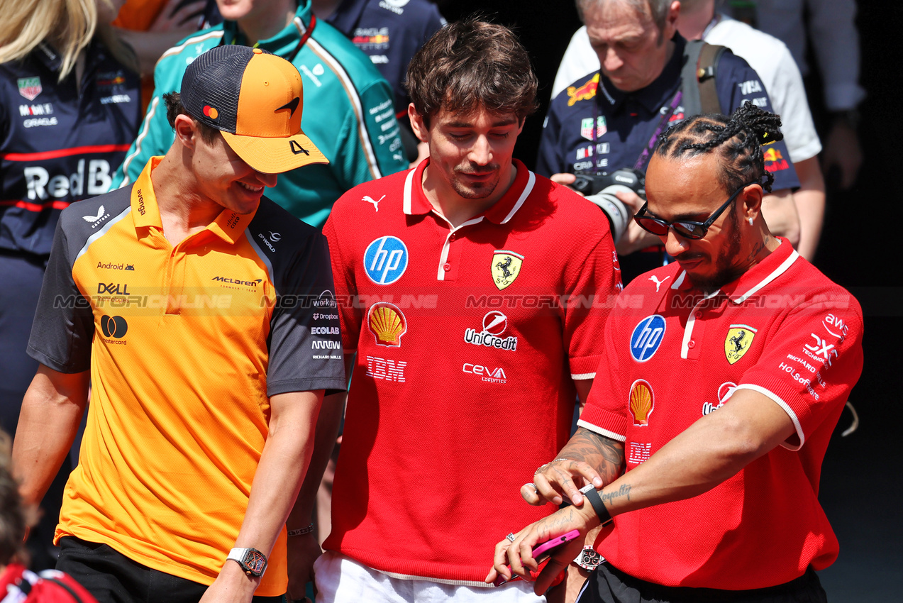 GP CINA, (L to R): Lando Norris (GBR) McLaren; Charles Leclerc (MON) Ferrari; e Lewis Hamilton (GBR) Ferrari.

23.03.2025. Formula 1 World Championship, Rd 2, Chinese Grand Prix, Shanghai, China, Gara Day.

- www.xpbimages.com, EMail: requests@xpbimages.com © Copyright: Moy / XPB Images
