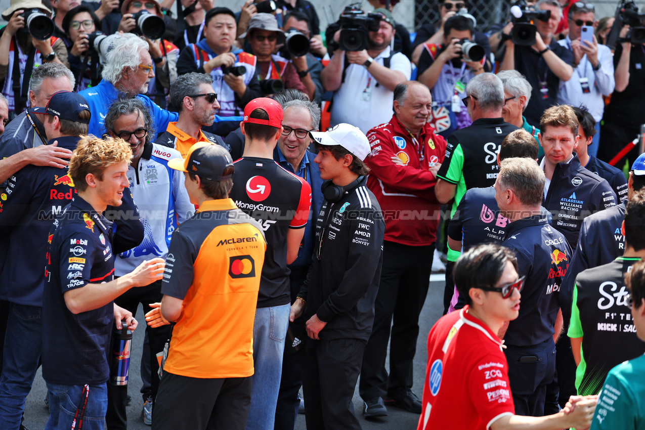 GP CINA, Teams e drivers before a moment to pay their respects to Eddie Jordan.

23.03.2025. Formula 1 World Championship, Rd 2, Chinese Grand Prix, Shanghai, China, Gara Day.

- www.xpbimages.com, EMail: requests@xpbimages.com © Copyright: Moy / XPB Images