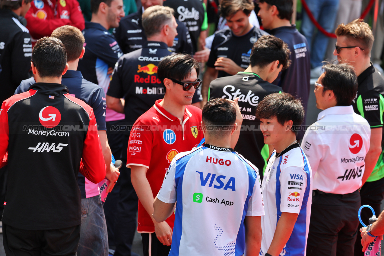 GP CINA, Zhou Guanyu (CHN) Ferrari Reserve Driver; Isack Hadjar (FRA) Racing Bulls e Yuki Tsunoda (JPN) Racing Bulls before teams e drivers pay their respects to Eddie Jordan.

23.03.2025. Formula 1 World Championship, Rd 2, Chinese Grand Prix, Shanghai, China, Gara Day.

- www.xpbimages.com, EMail: requests@xpbimages.com © Copyright: Moy / XPB Images