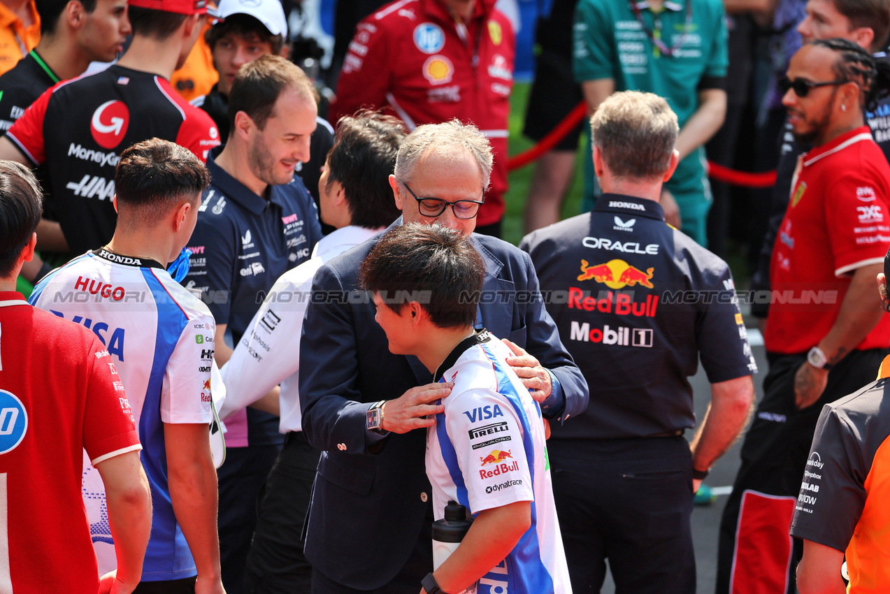 GP CINA, Stefano Domenicali (ITA) Formula One President e CEO e Yuki Tsunoda (JPN) Racing Bulls before teams e drivers pay their respects to Eddie Jordan.

23.03.2025. Formula 1 World Championship, Rd 2, Chinese Grand Prix, Shanghai, China, Gara Day.

- www.xpbimages.com, EMail: requests@xpbimages.com © Copyright: Moy / XPB Images