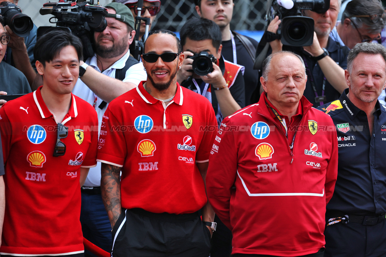 GP CINA, (L to R): Zhou Guanyu (CHN) Ferrari Reserve Driver; Lewis Hamilton (GBR) Ferrari; e Frederic Vasseur (FRA) Ferrari Team Principal before teams e drivers pay their respects to Eddie Jordan.

23.03.2025. Formula 1 World Championship, Rd 2, Chinese Grand Prix, Shanghai, China, Gara Day.

- www.xpbimages.com, EMail: requests@xpbimages.com © Copyright: Moy / XPB Images