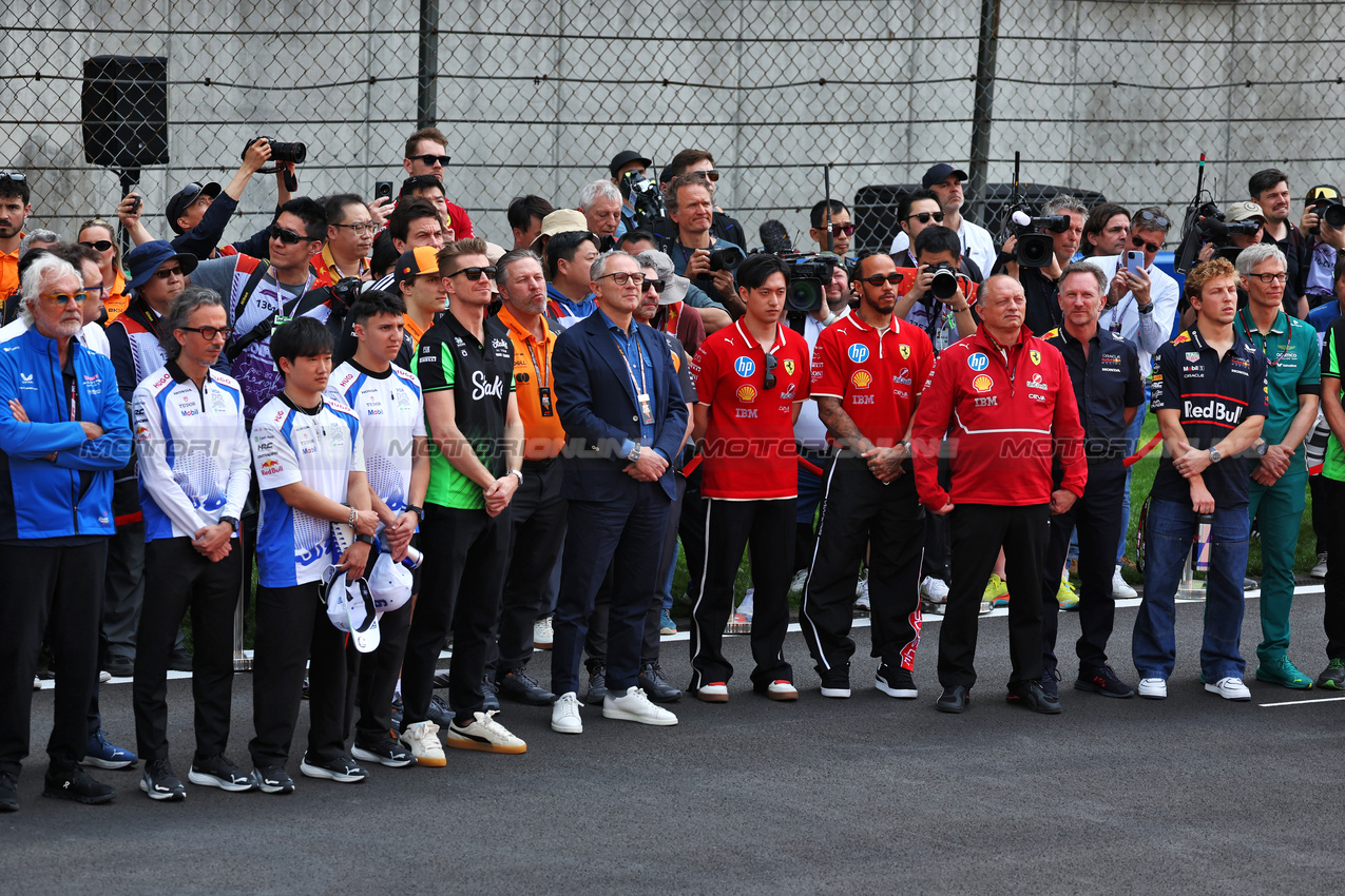 GP CINA, Teams e drivers pay their respects to Eddie Jordan.

23.03.2025. Formula 1 World Championship, Rd 2, Chinese Grand Prix, Shanghai, China, Gara Day.

- www.xpbimages.com, EMail: requests@xpbimages.com © Copyright: Moy / XPB Images