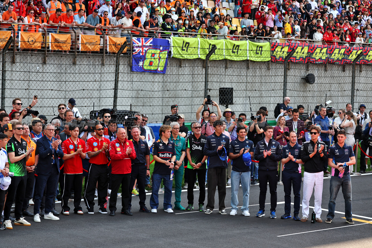 GP CINA, Teams e drivers pay their respects to Eddie Jordan.

23.03.2025. Formula 1 World Championship, Rd 2, Chinese Grand Prix, Shanghai, China, Gara Day.

- www.xpbimages.com, EMail: requests@xpbimages.com © Copyright: Moy / XPB Images