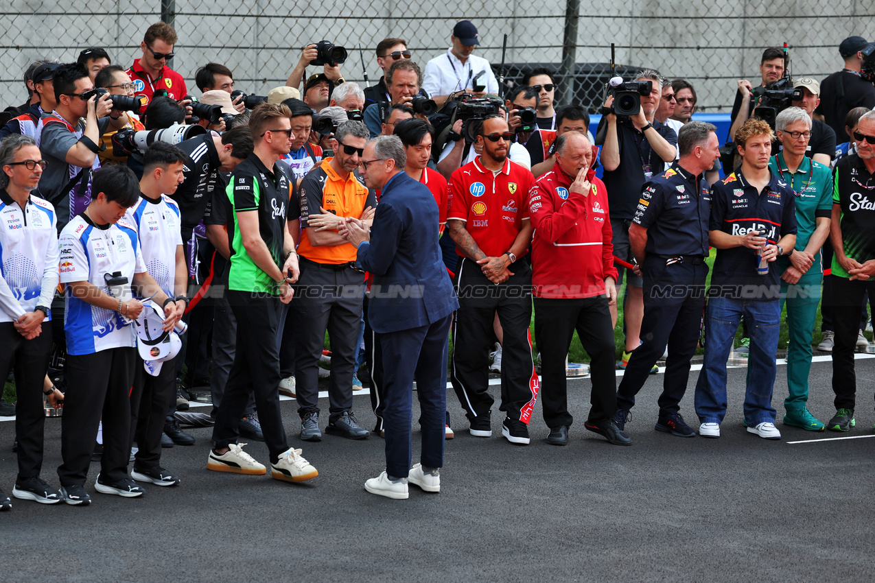 GP CINA, Stefano Domenicali (ITA) Formula One President e CEO; teams e drivers pay their respects to Eddie Jordan.

23.03.2025. Formula 1 World Championship, Rd 2, Chinese Grand Prix, Shanghai, China, Gara Day.

- www.xpbimages.com, EMail: requests@xpbimages.com © Copyright: Moy / XPB Images