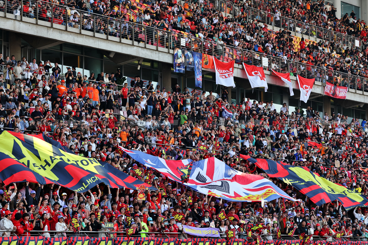 GP CINA, Circuit Atmosfera - fans in the grandstand.

23.03.2025. Formula 1 World Championship, Rd 2, Chinese Grand Prix, Shanghai, China, Gara Day.

- www.xpbimages.com, EMail: requests@xpbimages.com © Copyright: Moy / XPB Images