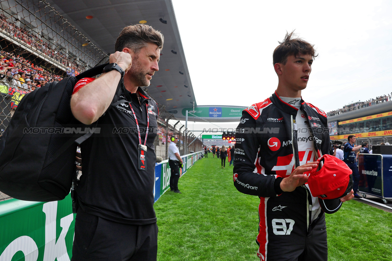 GP CINA, (L to R): Martin Poole (GBR) Haas F1 Team Personal Trainer with Oliver Bearman (GBR) Haas F1 Team on the grid.

23.03.2025. Formula 1 World Championship, Rd 2, Chinese Grand Prix, Shanghai, China, Gara Day.

- www.xpbimages.com, EMail: requests@xpbimages.com © Copyright: Batchelor / XPB Images
