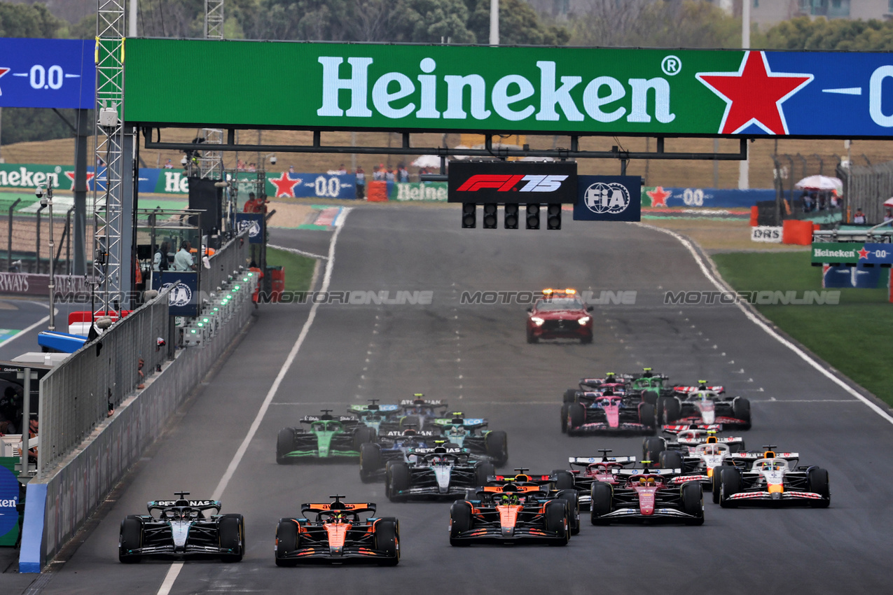 GP CINA, Oscar Piastri (AUS) McLaren MCL39 davanti a George Russell (GBR) Mercedes AMG F1 W16 at the partenza of the race.

23.03.2025. Formula 1 World Championship, Rd 2, Chinese Grand Prix, Shanghai, China, Gara Day.

- www.xpbimages.com, EMail: requests@xpbimages.com © Copyright: Batchelor / XPB Images