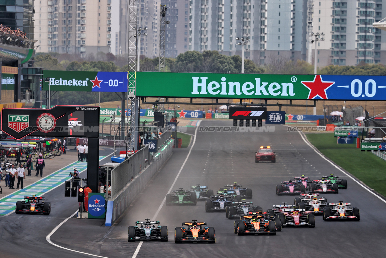 GP CINA, Oscar Piastri (AUS) McLaren MCL39 davanti a George Russell (GBR) Mercedes AMG F1 W16 at the partenza of the race.

23.03.2025. Formula 1 World Championship, Rd 2, Chinese Grand Prix, Shanghai, China, Gara Day.

- www.xpbimages.com, EMail: requests@xpbimages.com © Copyright: Batchelor / XPB Images