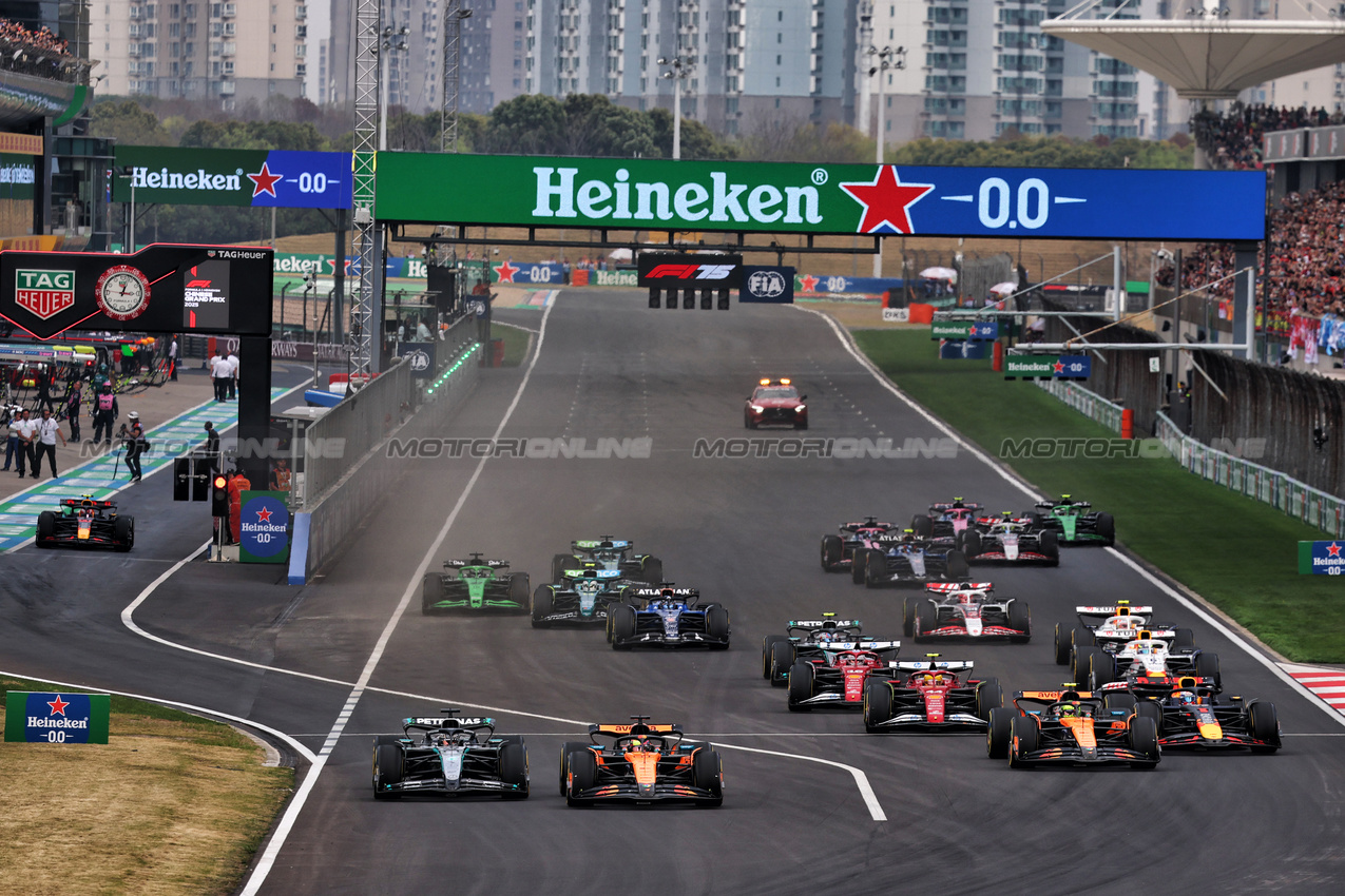 GP CINA, Oscar Piastri (AUS) McLaren MCL39 davanti a George Russell (GBR) Mercedes AMG F1 W16 at the partenza of the race.

23.03.2025. Formula 1 World Championship, Rd 2, Chinese Grand Prix, Shanghai, China, Gara Day.

- www.xpbimages.com, EMail: requests@xpbimages.com © Copyright: Batchelor / XPB Images