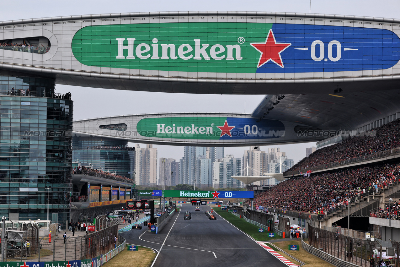GP CINA, Oscar Piastri (AUS) McLaren MCL39 davanti a George Russell (GBR) Mercedes AMG F1 W16 at the partenza of the race.

23.03.2025. Formula 1 World Championship, Rd 2, Chinese Grand Prix, Shanghai, China, Gara Day.

- www.xpbimages.com, EMail: requests@xpbimages.com © Copyright: Batchelor / XPB Images