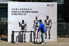 GP CINA, Pierre Gasly (FRA) Alpine F1 Team takes a look at the robot in the paddock.

23.03.2025. Formula 1 World Championship, Rd 2, Chinese Grand Prix, Shanghai, China, Gara Day.

- www.xpbimages.com, EMail: requests@xpbimages.com © Copyright: Moy / XPB Images