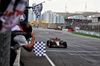 GP CINA, Gara winner Oscar Piastri (AUS) McLaren MCL39 takes the chequered flag at the end of the race.

23.03.2025. Formula 1 World Championship, Rd 2, Chinese Grand Prix, Shanghai, China, Gara Day.

- www.xpbimages.com, EMail: requests@xpbimages.com © Copyright: Moy / XPB Images