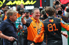 GP CINA, (L to R): Zak Brown (USA) McLaren Executive Director celebrates with vincitore Oscar Piastri (AUS) McLaren in parc ferme.

23.03.2025. Formula 1 World Championship, Rd 2, Chinese Grand Prix, Shanghai, China, Gara Day.

- www.xpbimages.com, EMail: requests@xpbimages.com © Copyright: Batchelor / XPB Images
