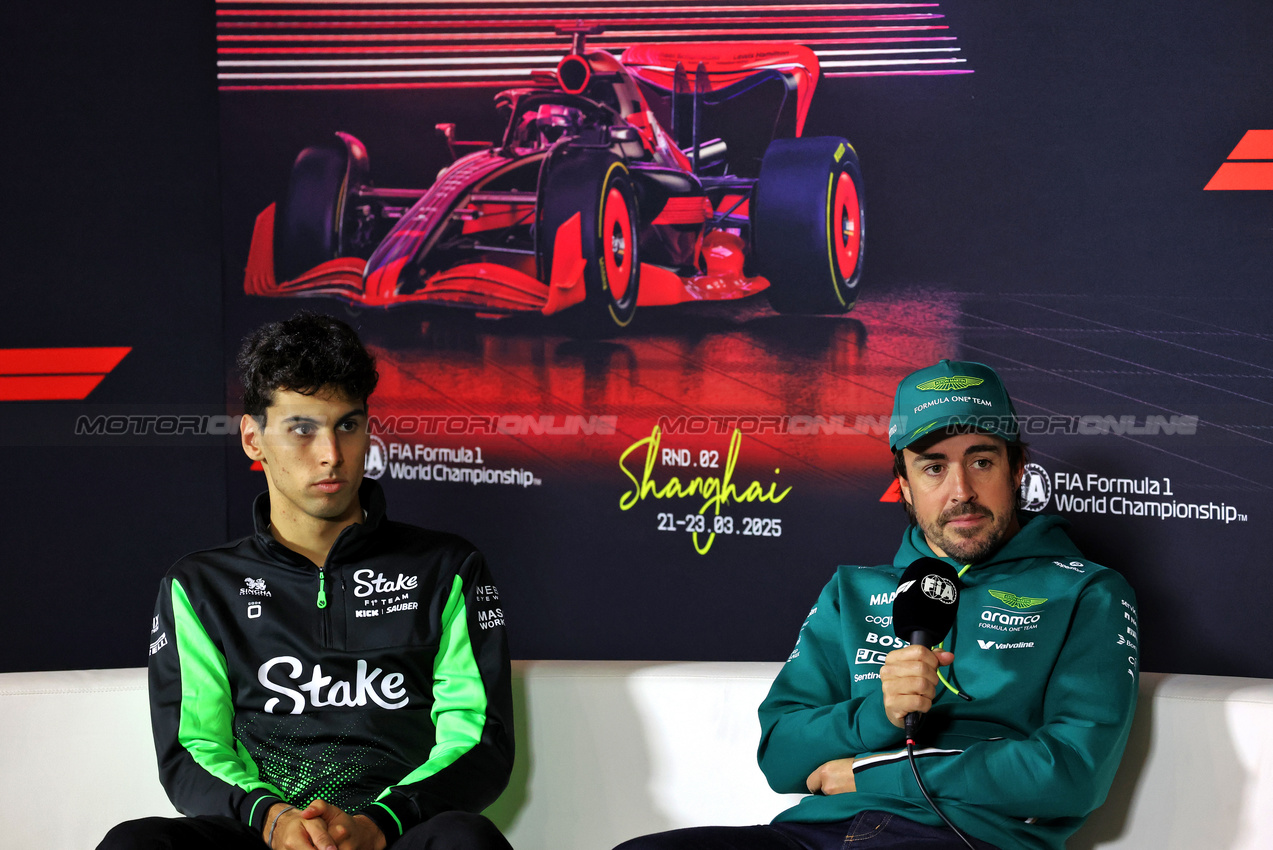 GP CINA, (L to R): Gabriel Bortoleto (BRA) Sauber e Fernando Alonso (ESP) Aston Martin F1 Team in the FIA Press Conference.

20.03.2025. Formula 1 World Championship, Rd 2, Chinese Grand Prix, Shanghai, China, Preparation Day.

- www.xpbimages.com, EMail: requests@xpbimages.com © Copyright: Moy / XPB Images
