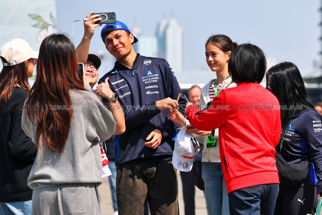 GP CINA, Alexander Albon (THA) Atlassian Williams Racing with fans.

20.03.2025. Formula 1 World Championship, Rd 2, Chinese Grand Prix, Shanghai, China, Preparation Day.

- www.xpbimages.com, EMail: requests@xpbimages.com © Copyright: Batchelor / XPB Images