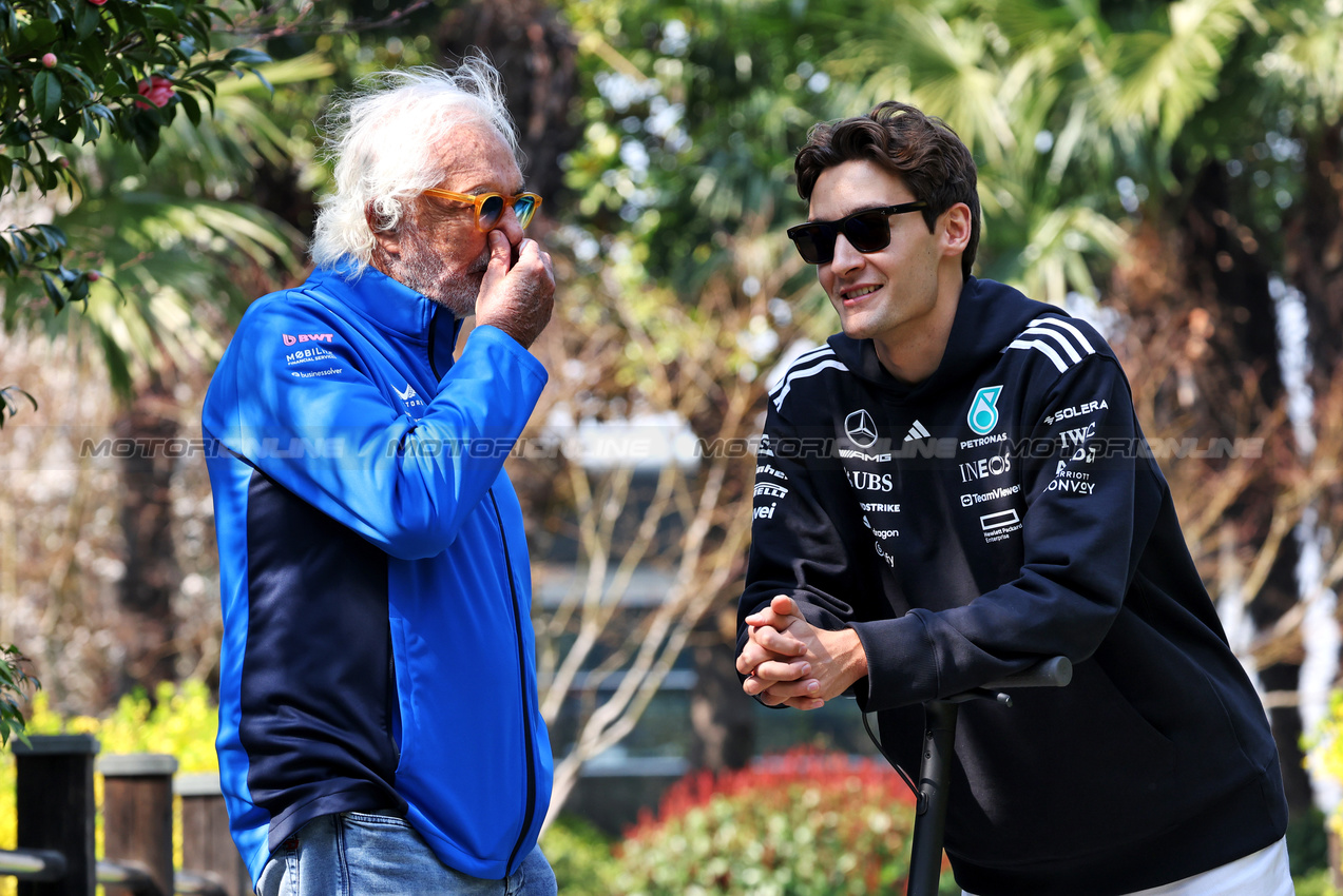 GP CINA, (L to R): Flavio Briatore (ITA) Alpine F1 Team Executive Advisor with George Russell (GBR) Mercedes AMG F1.

20.03.2025. Formula 1 World Championship, Rd 2, Chinese Grand Prix, Shanghai, China, Preparation Day.

- www.xpbimages.com, EMail: requests@xpbimages.com © Copyright: Bearne / XPB Images