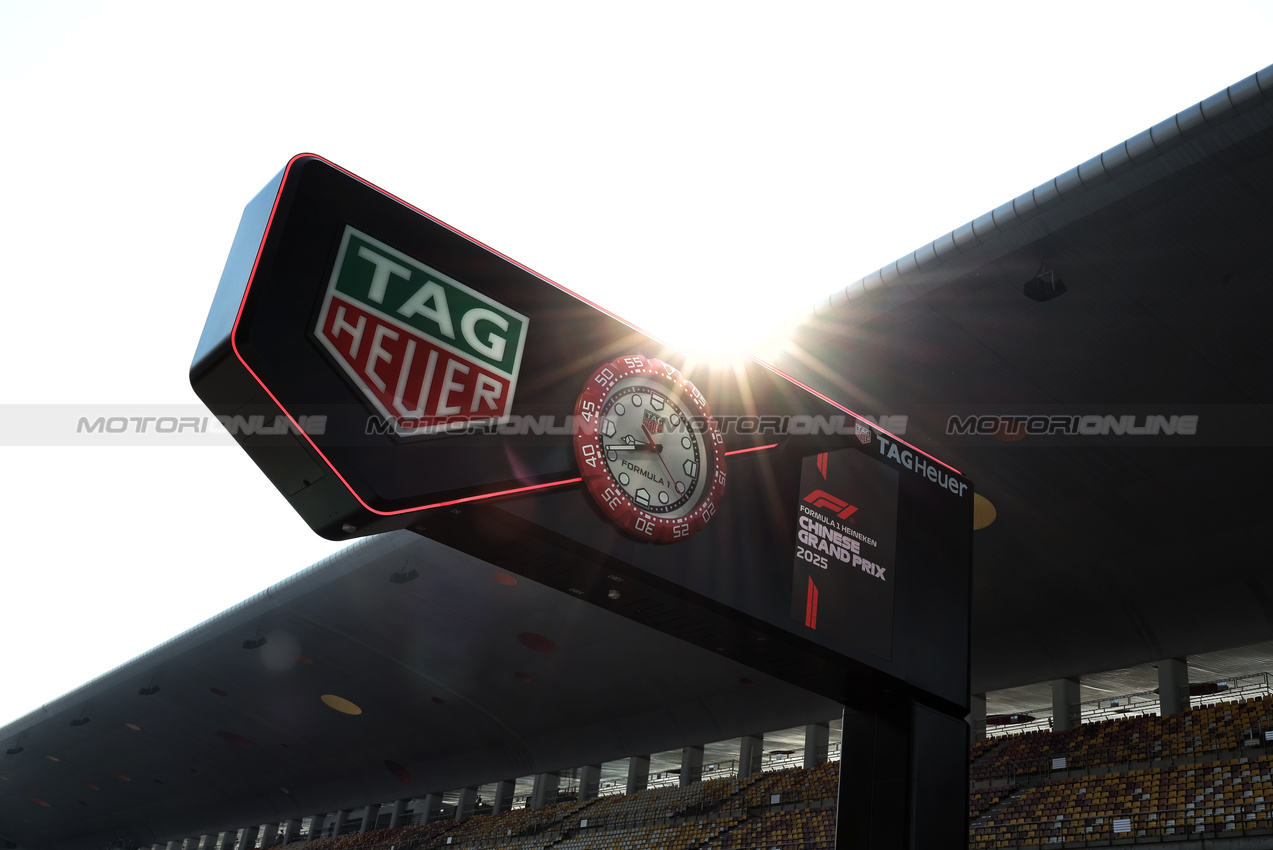 GP CINA, Circuit Atmosfera - Tag Heuer clock in the pits.

20.03.2025. Formula 1 World Championship, Rd 2, Chinese Grand Prix, Shanghai, China, Preparation Day.

- www.xpbimages.com, EMail: requests@xpbimages.com © Copyright: Moy / XPB Images