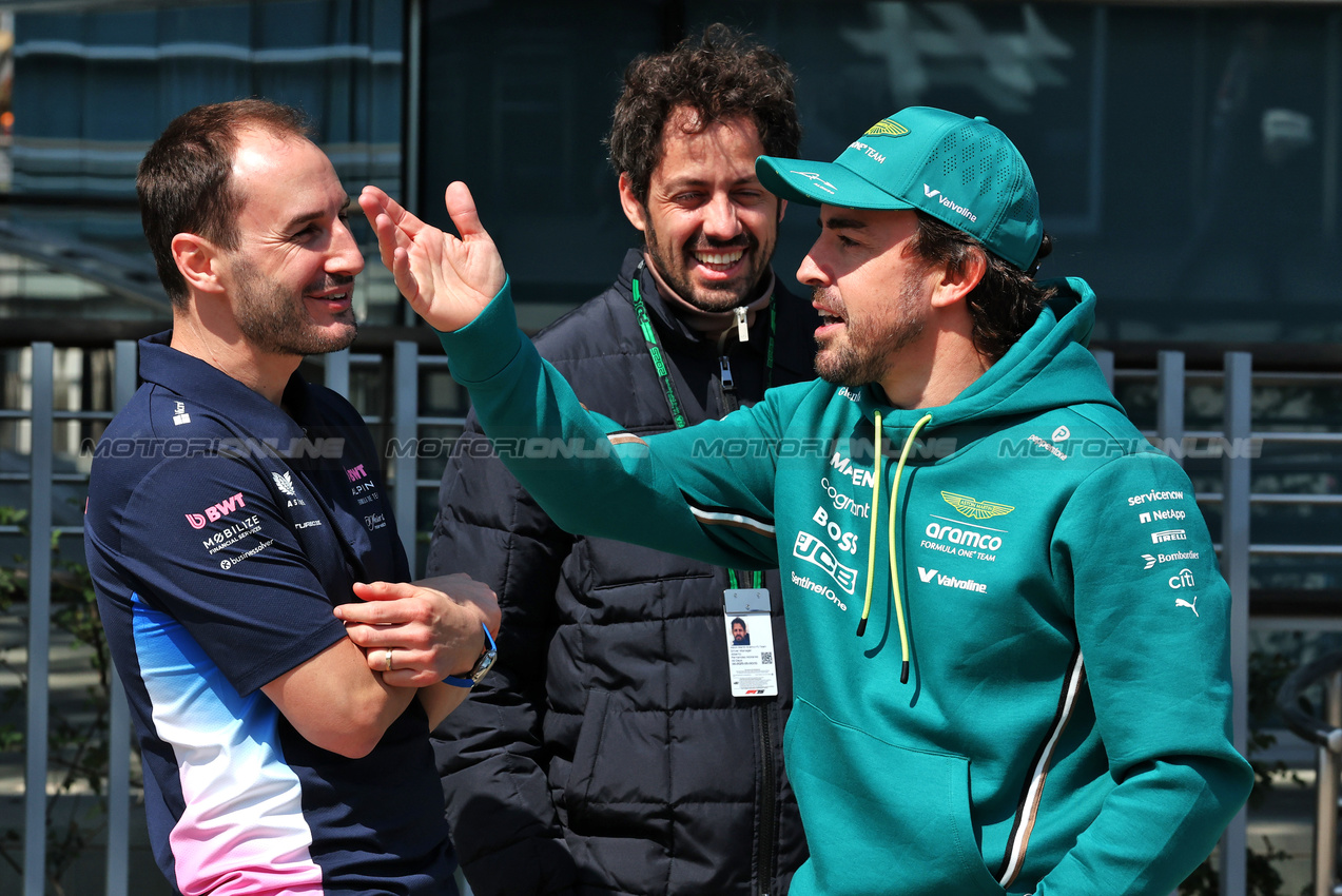 GP CINA, (L to R): Oliver Oakes (GBR) Alpine F1 Team Team Principal with Fernando Alonso (ESP) Aston Martin F1 Team.

20.03.2025. Formula 1 World Championship, Rd 2, Chinese Grand Prix, Shanghai, China, Preparation Day.

- www.xpbimages.com, EMail: requests@xpbimages.com © Copyright: Moy / XPB Images