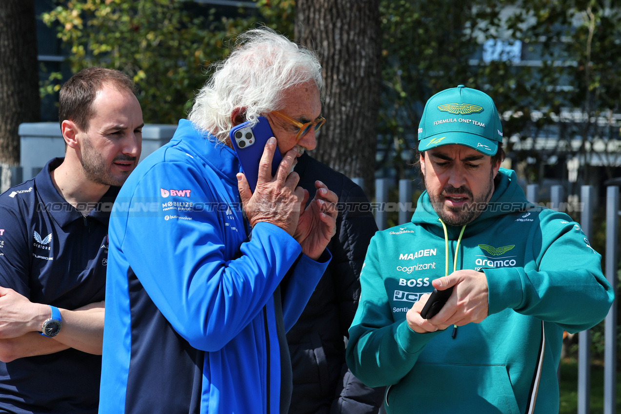 GP CINA, (L to R): Oliver Oakes (GBR) Alpine F1 Team Team Principal; Flavio Briatore (ITA) Alpine F1 Team Executive Advisor; e Fernando Alonso (ESP) Aston Martin F1 Team.

20.03.2025. Formula 1 World Championship, Rd 2, Chinese Grand Prix, Shanghai, China, Preparation Day.

- www.xpbimages.com, EMail: requests@xpbimages.com © Copyright: Moy / XPB Images