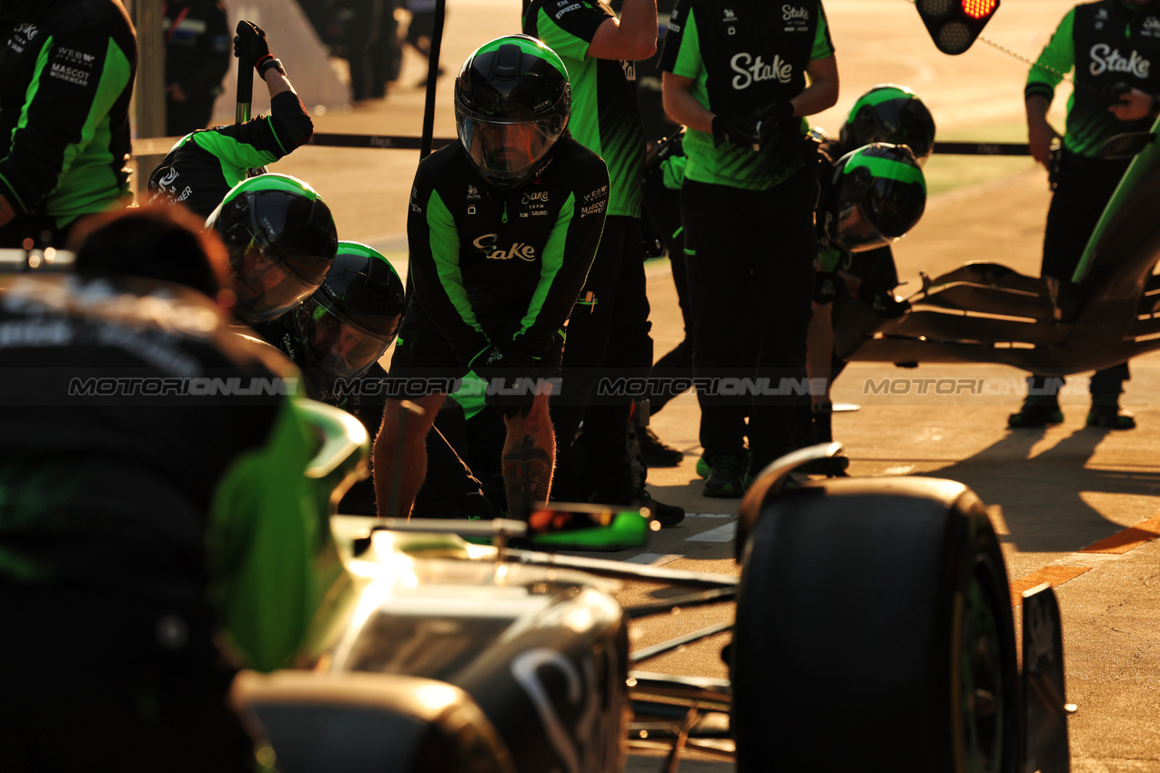 GP CINA, Sauber practices a pit stop.

20.03.2025. Formula 1 World Championship, Rd 2, Chinese Grand Prix, Shanghai, China, Preparation Day.

- www.xpbimages.com, EMail: requests@xpbimages.com © Copyright: Bearne / XPB Images