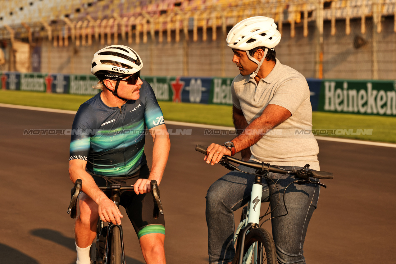GP CINA, (L to R): Valtteri Bottas (FIN) Mercedes AMG F1 Reserve Driver with Karun Chandhok (IND) Sky Sports F1 Presenter.

20.03.2025. Formula 1 World Championship, Rd 2, Chinese Grand Prix, Shanghai, China, Preparation Day.

- www.xpbimages.com, EMail: requests@xpbimages.com © Copyright: Bearne / XPB Images